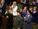 Le président ukrainien Volodymyr Zelenskyy et le premier ministre Justin Trudeau se joignent aux députés pour reconnaître Yaroslav Hunka, qui s'est avéré être un ancien combattant nazi, à la Chambre des communes le 22 septembre 2023.