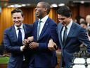 Le président de la Chambre des communes nouvellement élu, Greg Fergus, est escorté à la Chambre des communes par le premier ministre Justin Trudeau et le chef conservateur Pierre Poilievre sur la Colline du Parlement à Ottawa, le mardi 3 octobre 2023.