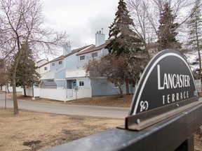 Une femme a été violée dans le parking du complexe d'appartements Lancaster Terrace, dans le nord d'Edmonton, en 1981. John Edward Beausoleil a été reconnu coupable du crime le 29 septembre 2023.