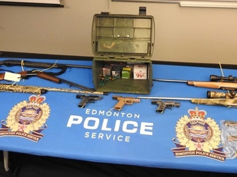 Un « acheteur de paille » d’armes de poing d’Edmonton perd sa tentative d’annuler sa condamnation