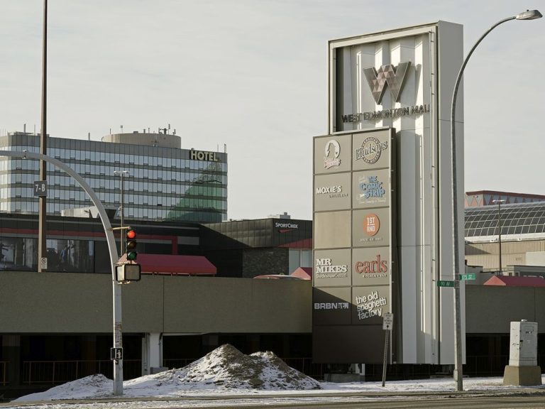 Un adolescent debout, la tête hors du toit ouvrant, décède après avoir heurté une poutre de stationnement au centre commercial West Edmonton