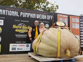 Dave Chan, 78 ans, de Colombie-Britannique, et sa femme Janet Love, montrée sur cette image, ont emmené sa citrouille « maman » de 2 212 livres pour un road trip à Wheatland en Californie et ont maintenant gagné 28 000 $ pour la pesée nationale des citrouilles. concours.