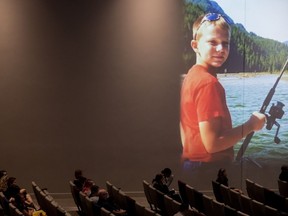 Une photo de Carson Crimeni est projetée sur un mur alors que les gens écoutent lors d'une célébration de la vie du défunt jeune de 14 ans à Langley, en Colombie-Britannique, le jeudi 29 août 2019. Un homme a été condamné à 18 mois de prison avec un autre 18 mois de surveillance conditionnelle après avoir plaidé coupable d'homicide involontaire coupable dans le décès très médiatisé par surdose de Carson Crimeni dans la région métropolitaine de Vancouver il y a quatre ans.