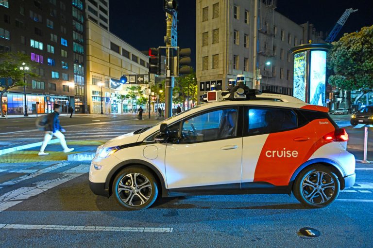 Un piéton a été coincé sous un robotaxi Cruise après le délit de fuite d’une autre voiture