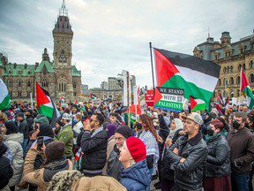 Un rassemblement sur la Colline du Parlement appelle à un cessez-le-feu dans les attaques israéliennes dans la bande de Gaza