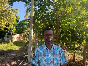 Leroy Thomas, montré en Jamaïque sur cette photo non datée, qui s'est luxé la colonne vertébrale alors qu'il travaillait dans une ferme de tabac de Simcoe, en Ontario, en 2017, se dit ravi qu'un tribunal ait conclu ce mois-ci que la CSPAAT n'indemnise pas de manière appropriée les blessés et travailleurs migrants rapatriés.