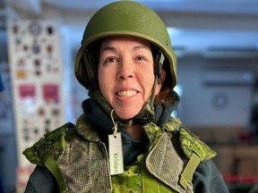 Kristen Adams a été honorée pour son travail au Camp Adazi en Lettonie par les Forces canadiennes.