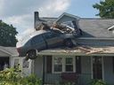 Une voiture est coincée au deuxième étage d'une maison de Pennsylvanie après un accident.