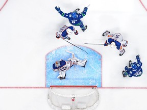 Brock Boeser des Canucks de Vancouver marque son troisième but contre Jack Campbell des Oilers d'Edmonton.