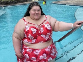 L'influenceuse grande taille Jaelynn Chaney découvre une piscine extérieure dans un complexe hawaïen.