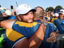 Jon Rahm et Shane Lowry de Team Europe célèbrent sur le 18e green lors des matchs en simple du dimanche de la Ryder Cup 2023 au Marco Simone Golf Club le 1er octobre 2023 à Rome, en Italie. 