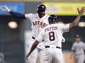 Yordan Alvarez des Astros célèbre avec l'entraîneur de troisième base Gary Pettis après un coup de circuit lors de la troisième manche contre les Twins lors du premier match de la série AL Division au Minute Maid Park de Houston, le samedi 7 octobre 2023.