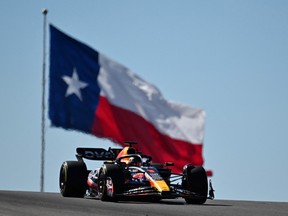 Max Verstappen de Red Bull court lors du Grand Prix des États-Unis 2023 sur le Circuit des Amériques à Austin, Texas, le 22 octobre 2023.