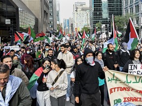 Des gens participent à un rassemblement pro-palestinien à Montréal le dimanche 8 octobre 2023. Des militants du Hamas ont mené samedi une attaque surprise contre Israël depuis la bande de Gaza, faisant des centaines de victimes et des représailles d'Israël.