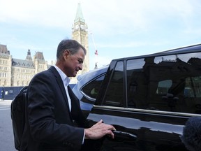 Le président de la Chambre des communes, Anthony Rota, quitte la Colline du Parlement après avoir annoncé sa démission de son poste de président de la Chambre des communes à Ottawa, le mardi 26 septembre 2023.