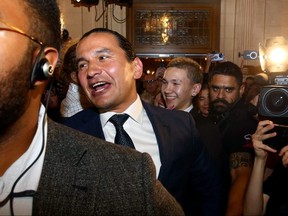 Wab Kinew traverse la foule au siège social du NPD lors de la soirée des élections provinciales à l'hôtel Fort Garry à Winnipeg pour prononcer son discours de victoire le mardi 3 octobre 2023. KEVIN KING/Winnipeg Sun