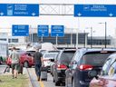 Des voyageurs traversent la circulation avec leurs bagages alors qu'ils tentent de prendre leur vol à l'aéroport Pierre Elliott Trudeau, à Montréal, le jeudi 7 septembre 2023.