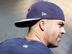 Whit Merrifield des Blue Jays regarde avant le premier match de la série wild-card contre les Twins du Minnesota à Target Field le 3 octobre 2023 à Minneapolis.