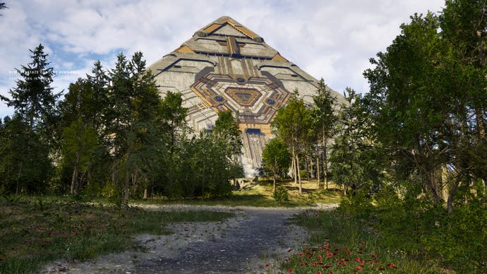 Une vaste pyramide mécanique partiellement cachée par des arbres