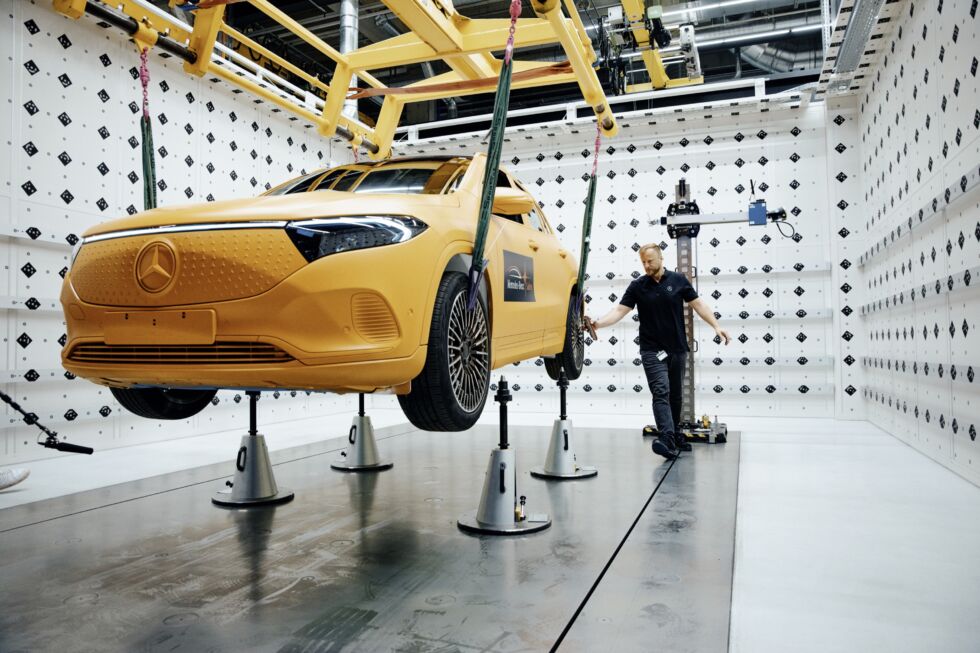 Une voiture électrique Mercedes EQA est préparée pour un crash test.