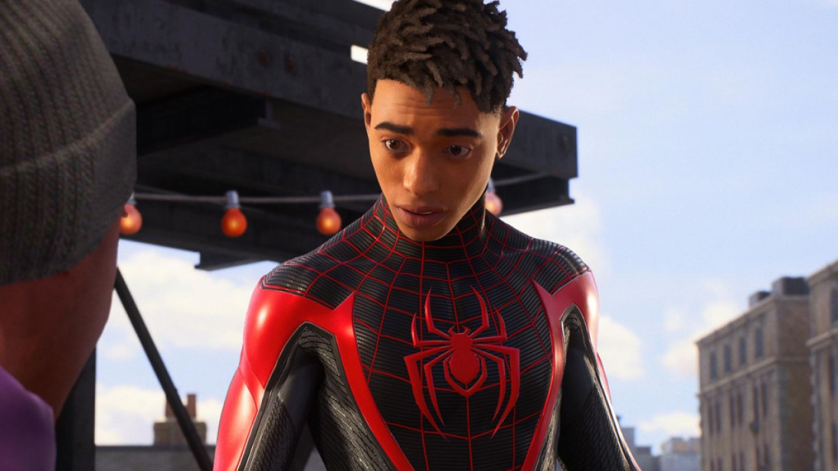 Miles Morales de Marvel's Spider-Man 2.  Un nouveau patch corrige le mauvais drapeau dans son appartement.