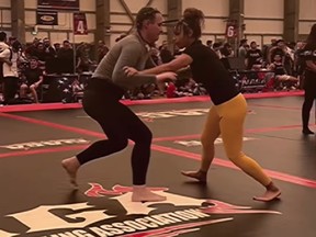 Taelor Moore, à droite, a combattu Alice McPike, à gauche, lors d'un tournoi de Jiu-Jitsu brésilien en septembre.