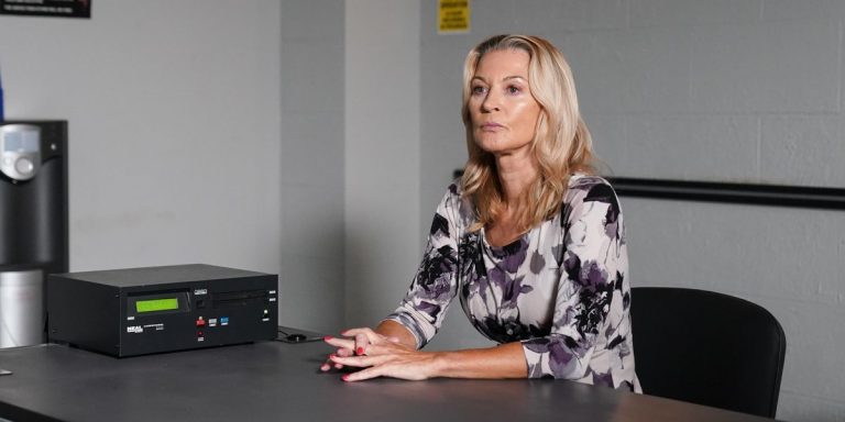 Spoilers EastEnders – Kathy Beale sera arrêtée suite à un incendie
