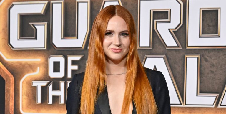 Karen Gillan de Marvel abandonne les célèbres mèches de gingembre dans la transformation des cheveux noirs
