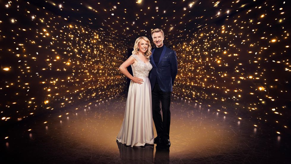 Jayne Torvill et Christopher Dean posent pour danser sur la glace lors d'une séance photo 2021