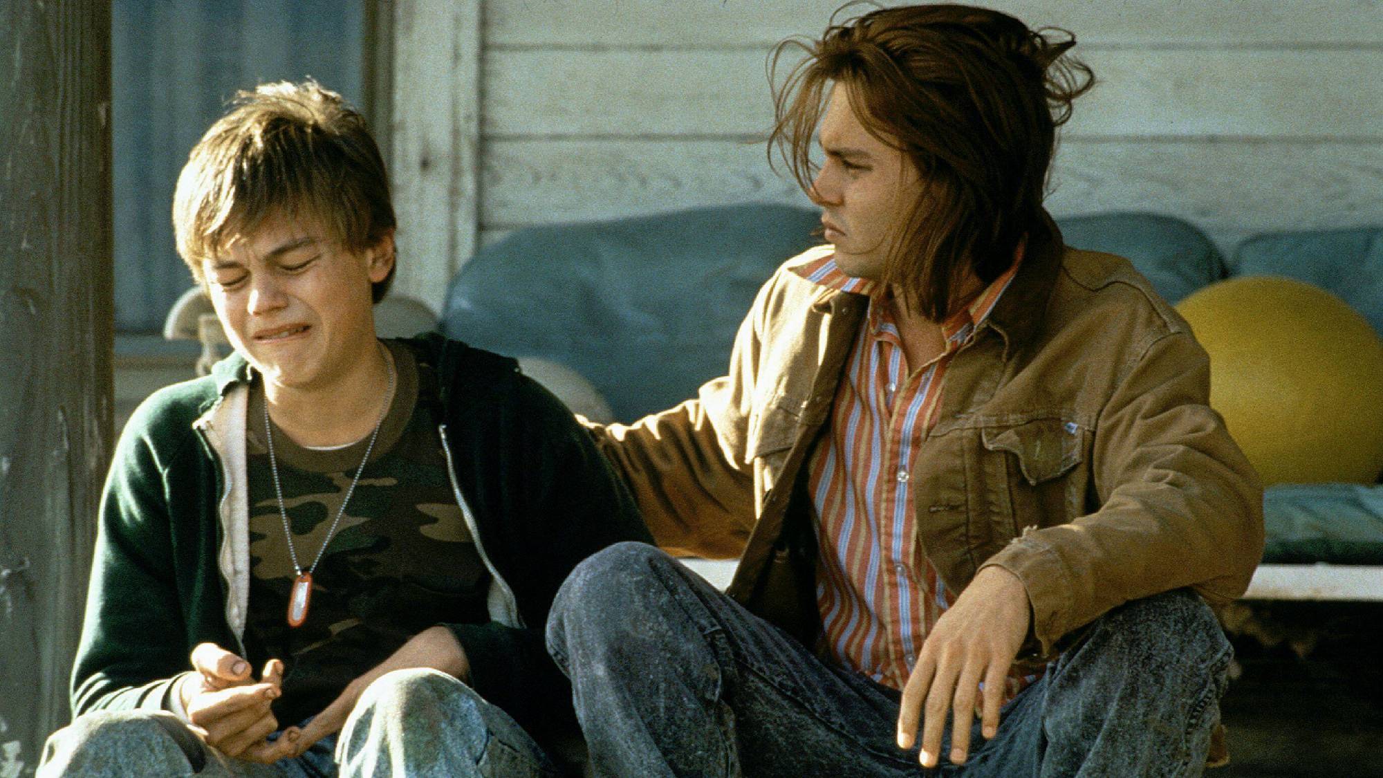 Leonardo DiCaprio dans le rôle d'Arnold "Arnie" Grape et Johnny Depp dans le rôle de Gilbert Grape dans What's Eating Gilbert Grape