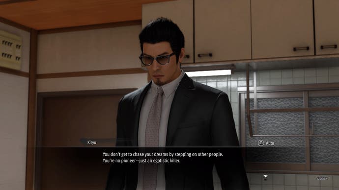 Comme une capture d'écran de Dragon Gaiden montrant Kiryu dans une histoire parallèle meurtrière