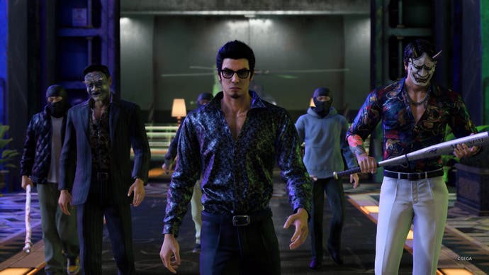 Comme une capture d'écran de Dragon Gaiden montrant Kiryu en pleine cinématique avec ses alliés de combat