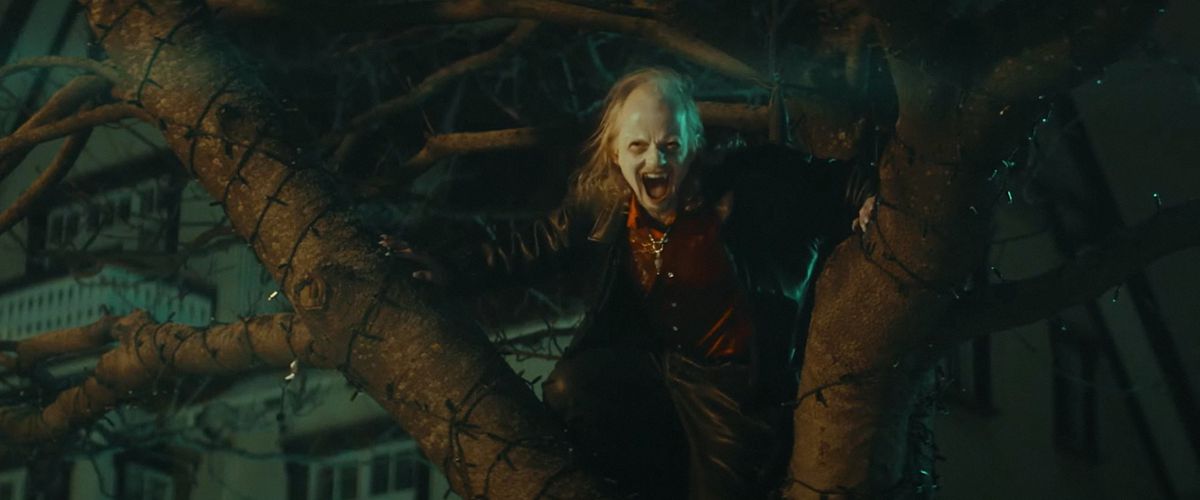 Une version européenne de Beetlejuice traîne dans un arbre en hurlant dans Thirst (2019)