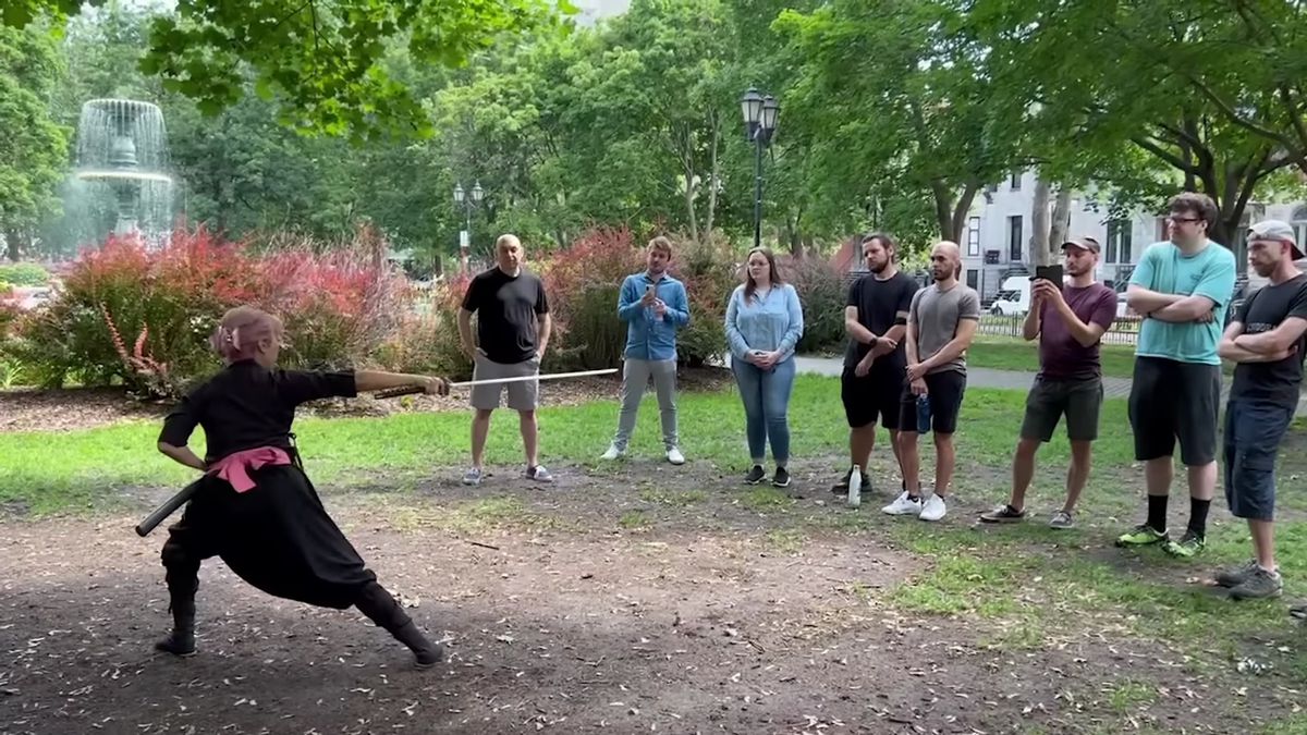 Jane Wu dirige une démonstration de combat à l'épée sur le campus Blue Spirit en France