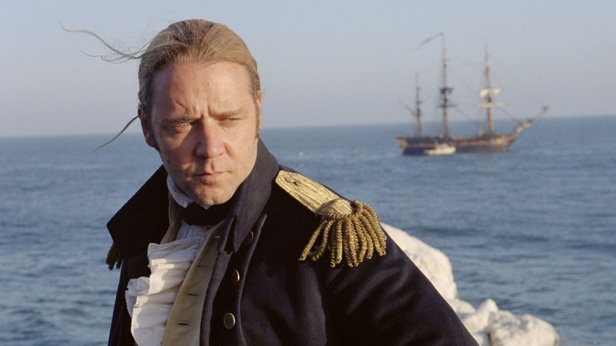 Russell Crowe regardant la mer dans Master and Commander : De l'autre côté du monde