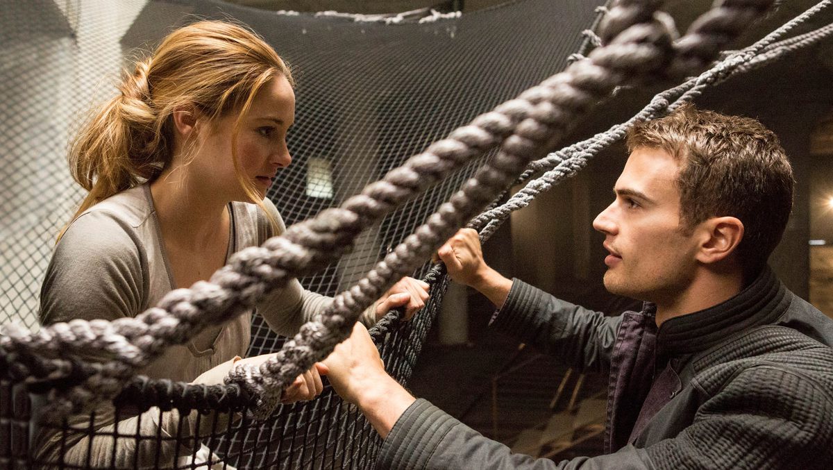 Shailene Woodley et Theo James s'affrontent sur une corde et un filet dans Divergente