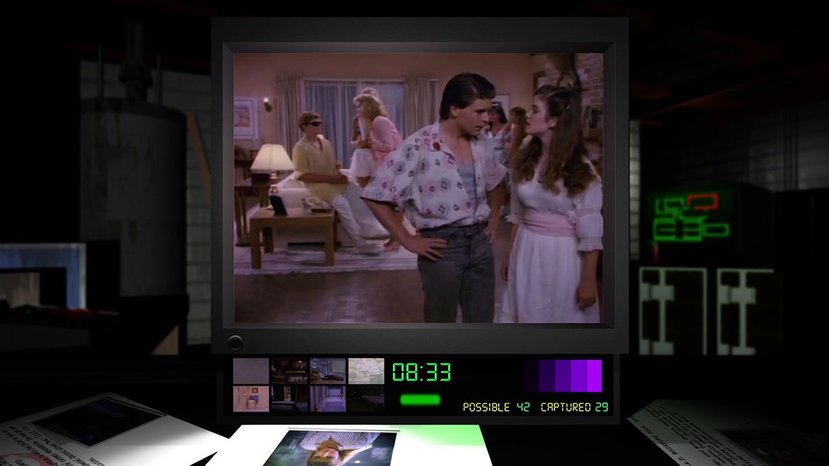 Un groupe de jeunes étudiantes socialisant dans une maison de banlieue dans Night Trap 25th Anniversary Edition