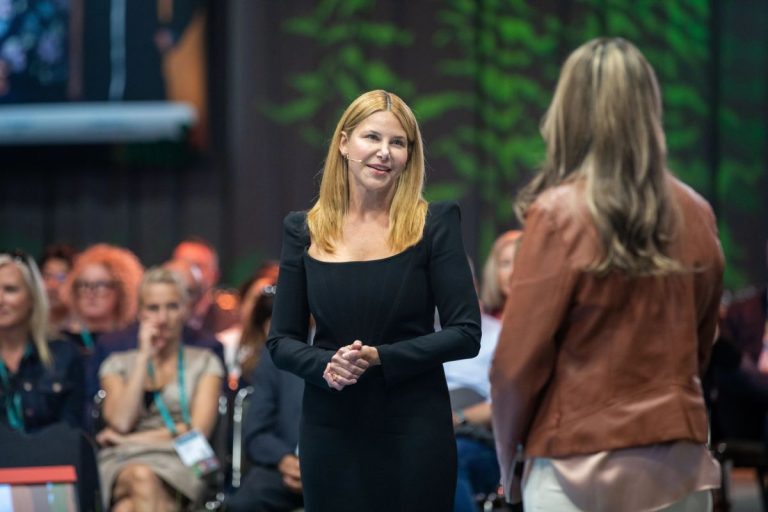 Salesforce nomme Denise Dresser pour succéder à Lidiane Jones au poste de PDG de Slack