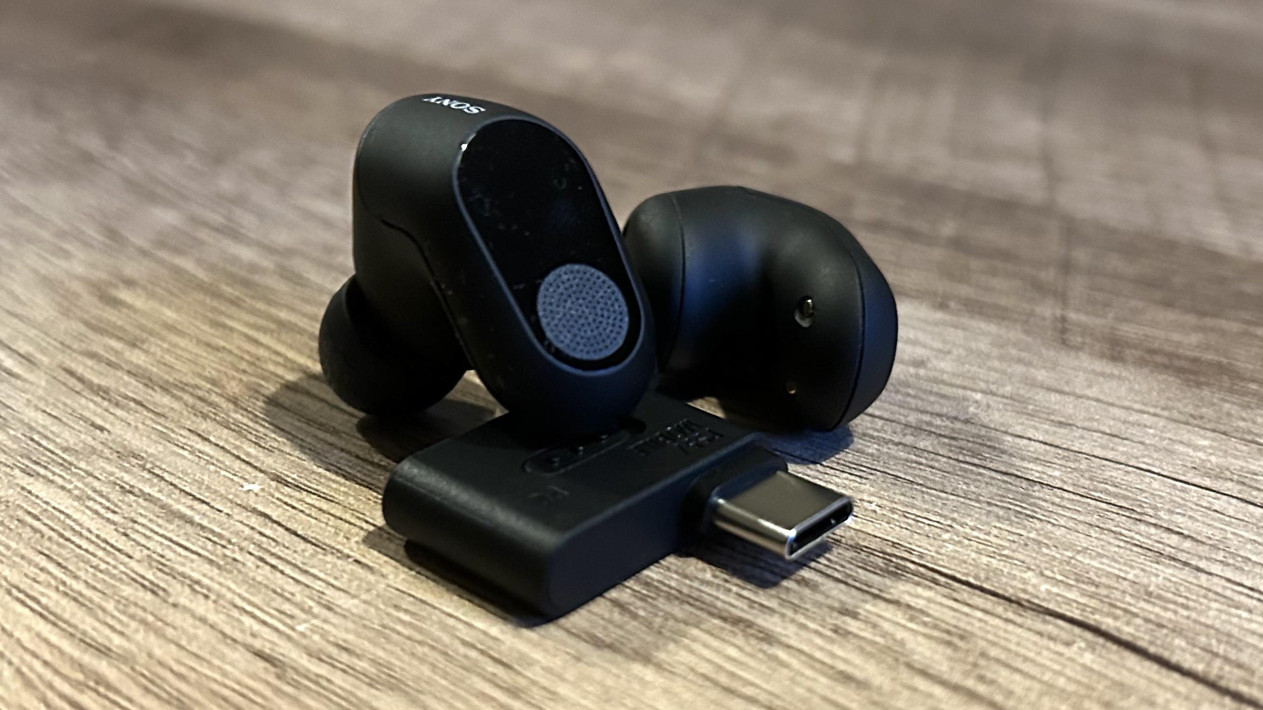 Sony Inzone Buds reposant sur un récepteur USB-C 2,4 GHz