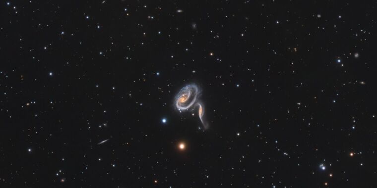 Daily Telescope : Deux galaxies entrant en collision à 300 millions d’années-lumière de la Terre