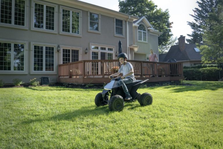 Le Tesla Cyberquad for Kids amélioré est de nouveau en vente après un rappel de sécurité