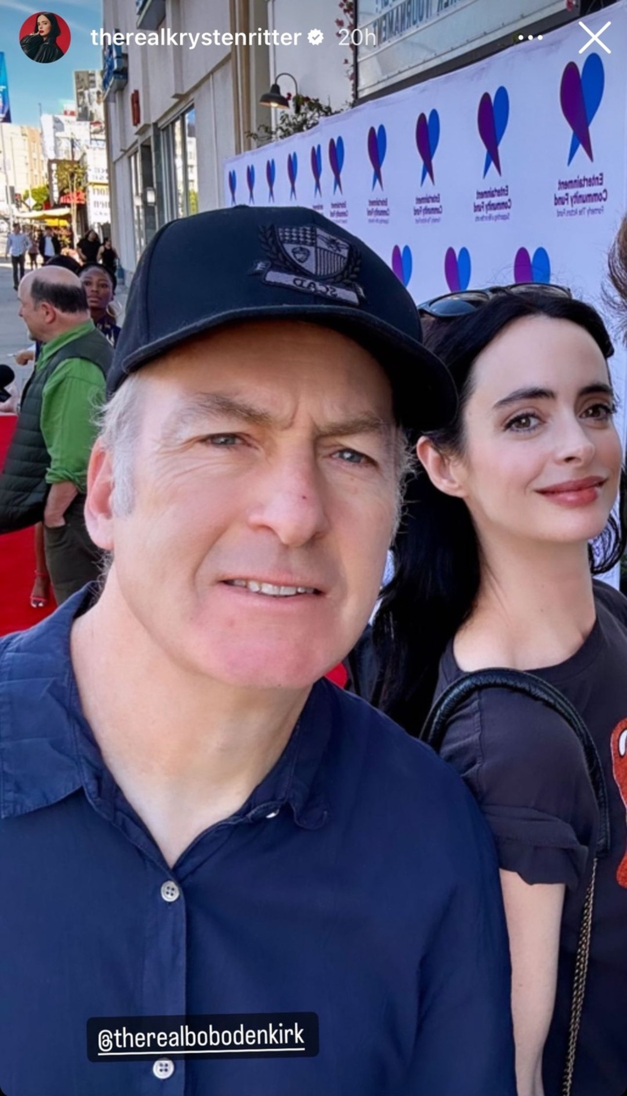 Krysten Ritter posant avec Bob Odenkirk