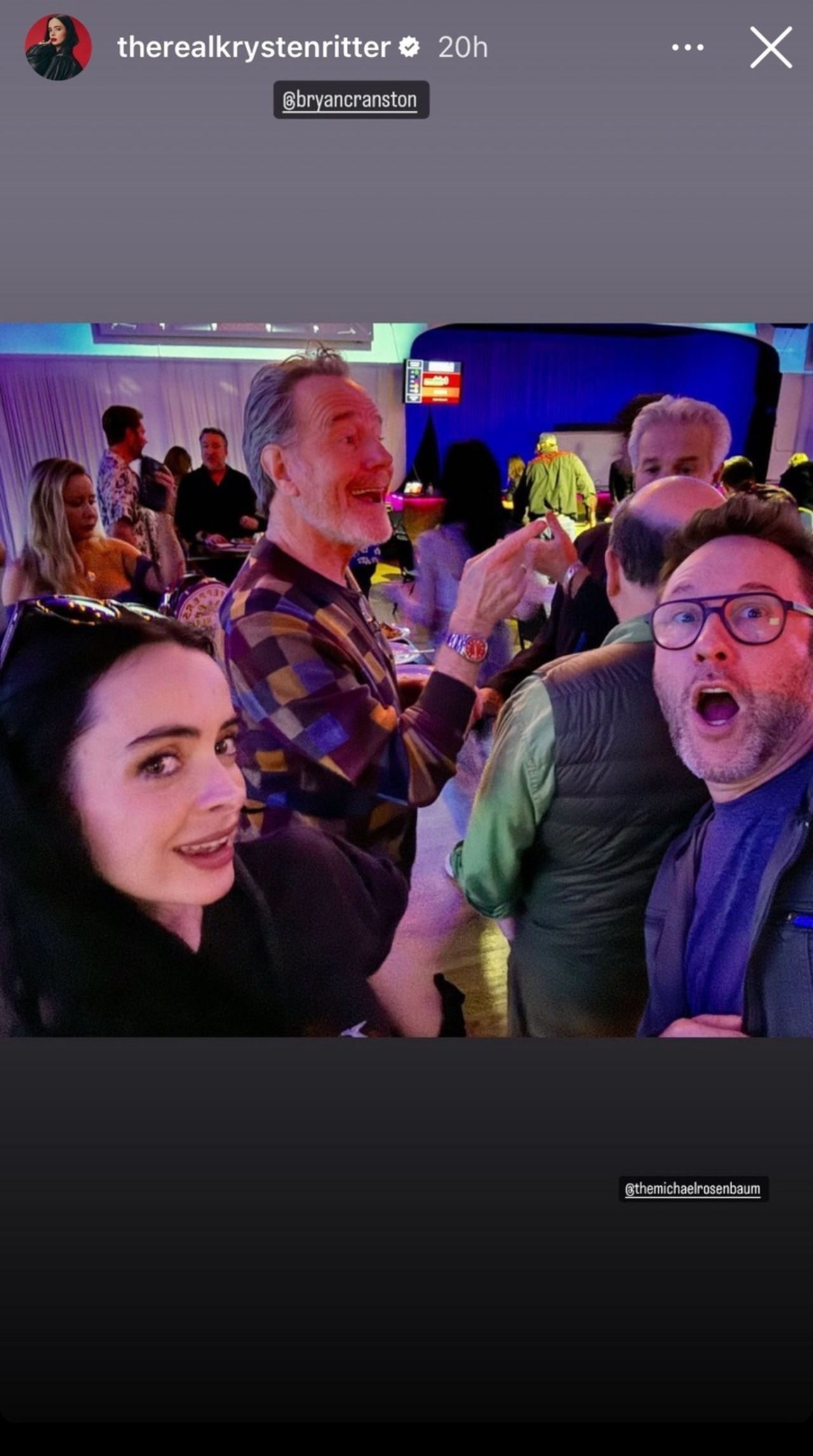 Krysten Ritter posant avec Bryan Cranston et Michael Rosenbaum