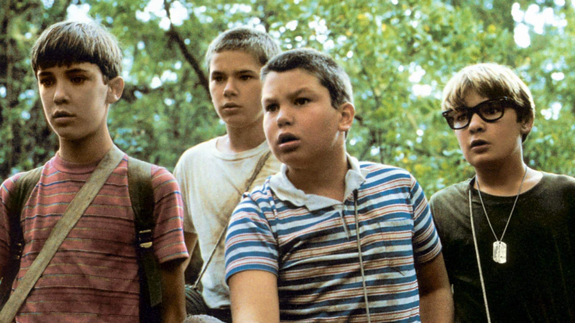 (de gauche à droite) Will Wheaton, River Phoenix, Jerry O'Connell et Corey Feldman dans Stand by Me