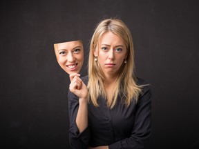 De nombreux employés de tous les secteurs ont le sentiment qu’ils doivent porter un masque lorsqu’ils se rendent au bureau.