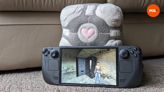 Le Steam Deck OLED posé contre une peluche Companion Cube