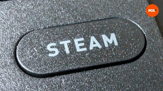 Un gros plan du bouton « Steam » sur le Steam Deck OLED