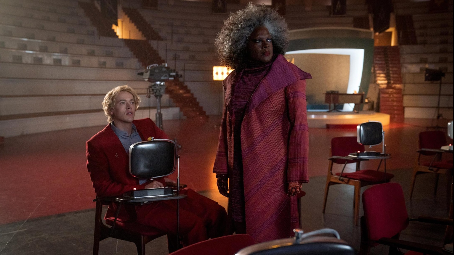 Tom Blyth et Viola Davis dans The Hunger Games : La ballade des oiseaux chanteurs et des serpents