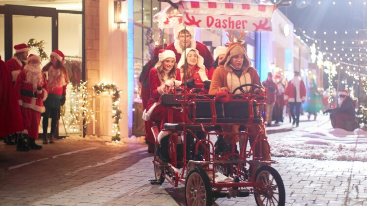 Les stars du Santa Summit sur un chariot à vélo