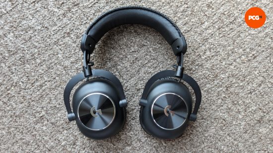 Le casque de jeu sans fil Logitech G Pro X 2 Lightspeed posé à plat sur un tapis